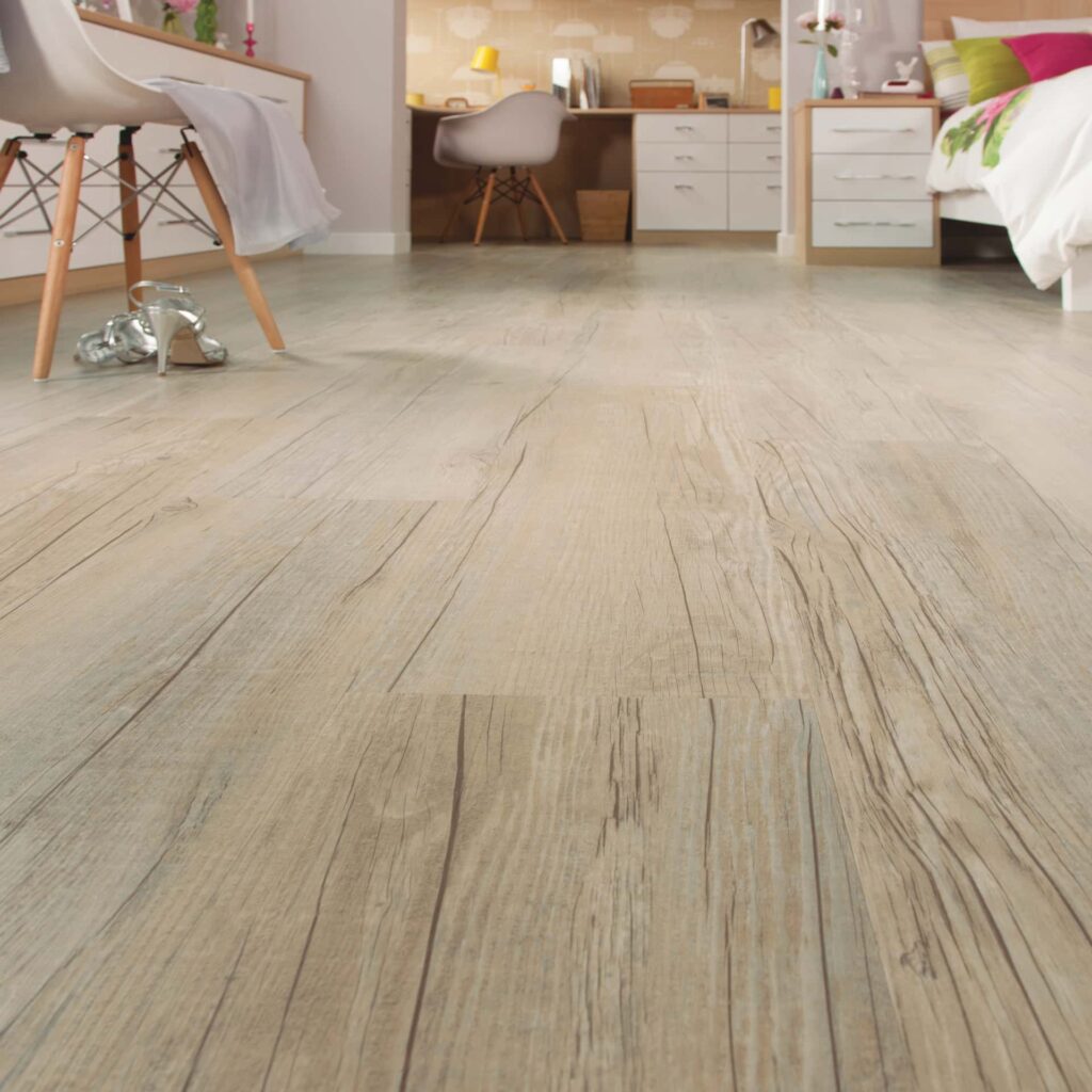 LVT-gulv i lyst træ design i soveværelse