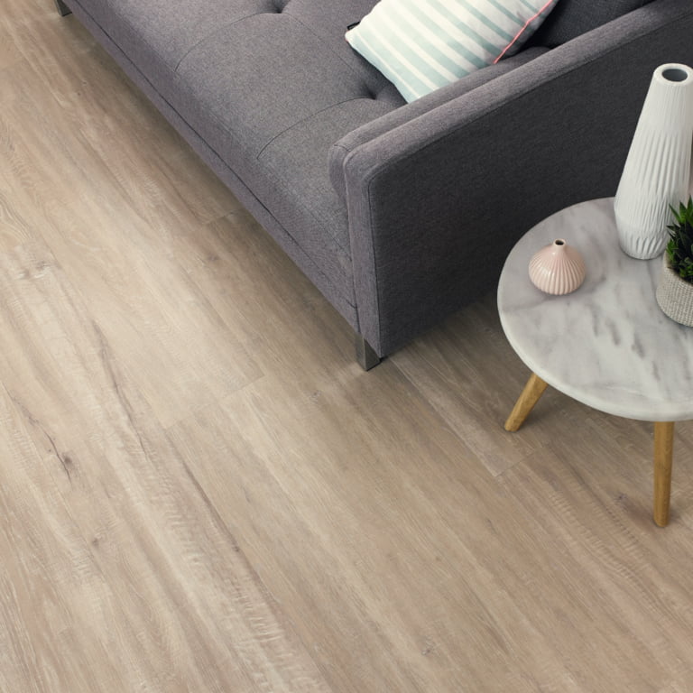 Lyst vinyl gulv i varm tone